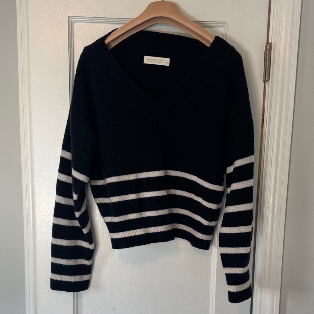 Abercrombie & Fitch Black and White V-Neck Sweater
